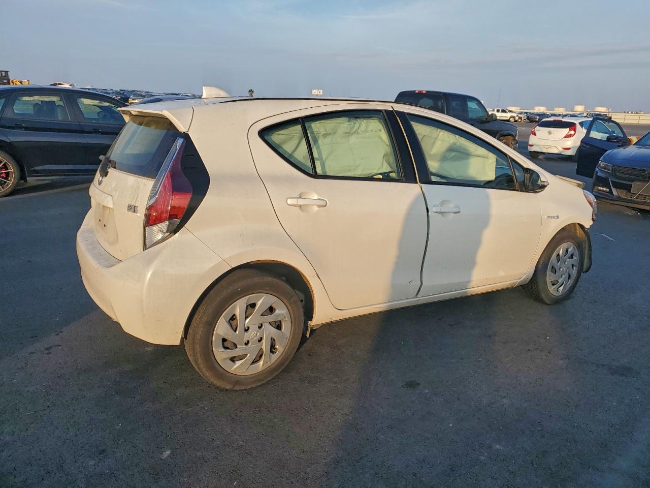 2016 TOYOTA PRIUS C photo 5