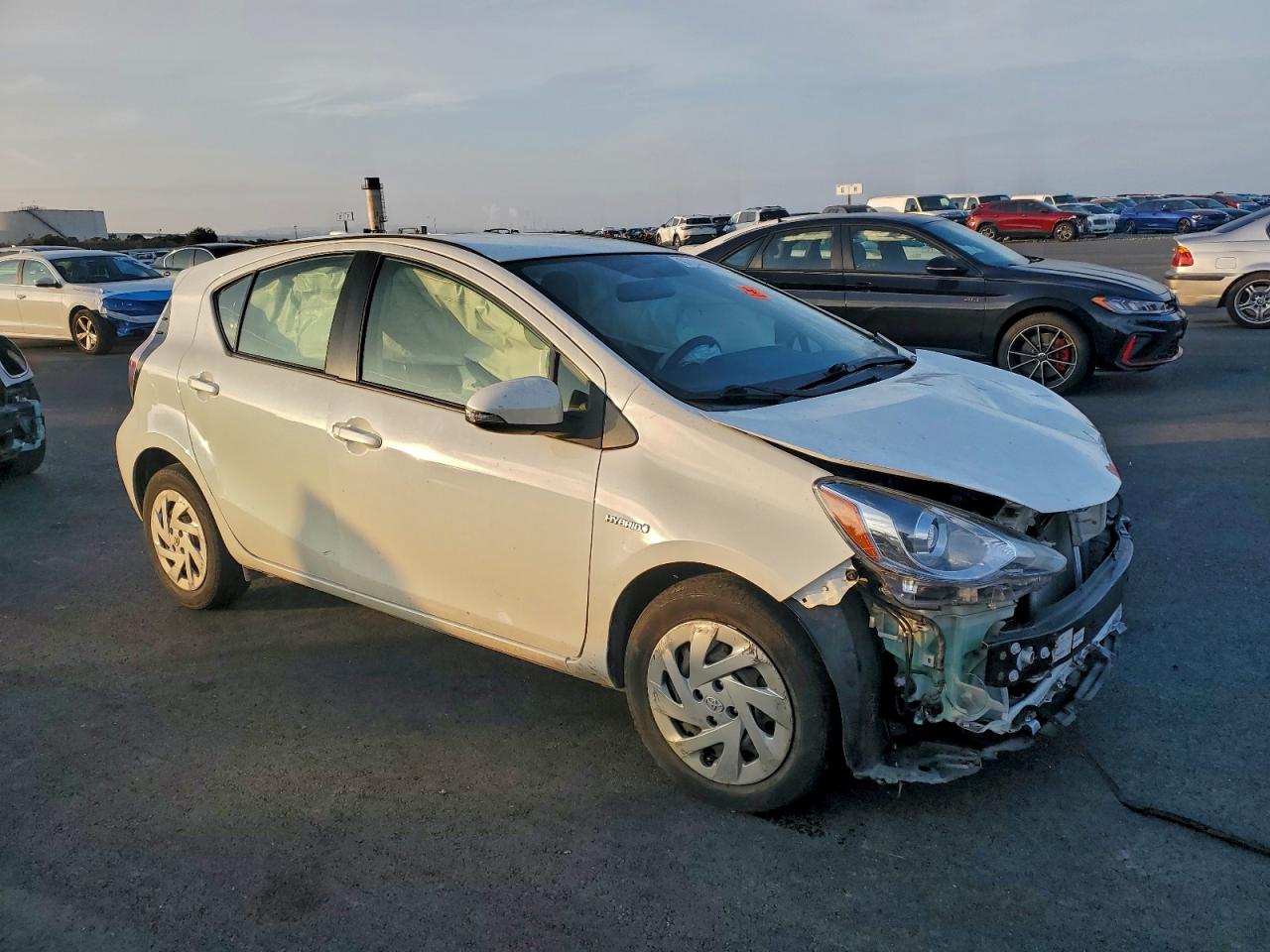 2016 TOYOTA PRIUS C photo 7