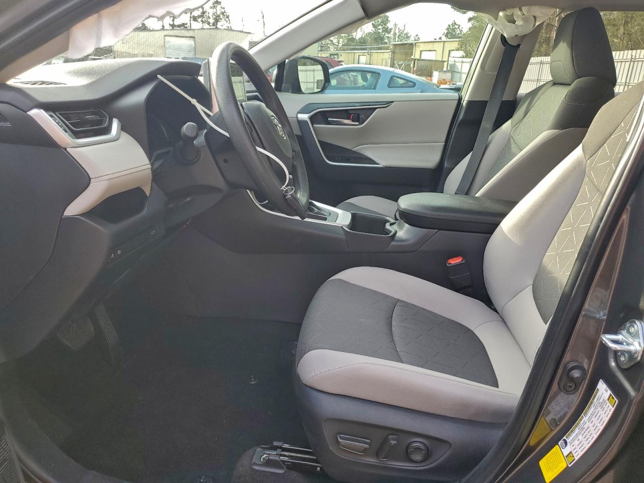 2025 TOYOTA RAV4 XLE photo 7
