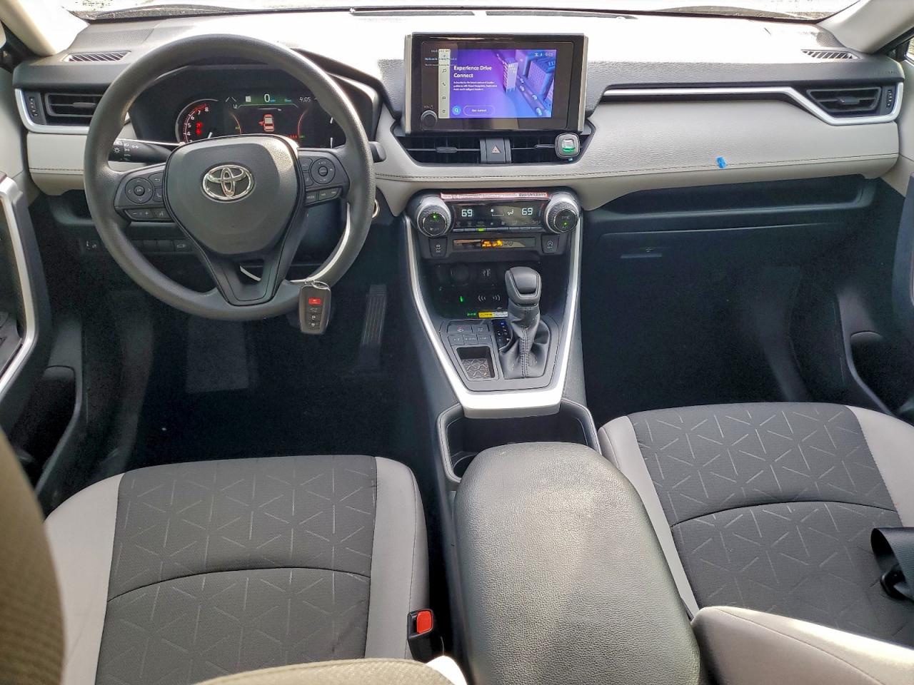 2025 TOYOTA RAV4 XLE photo 8