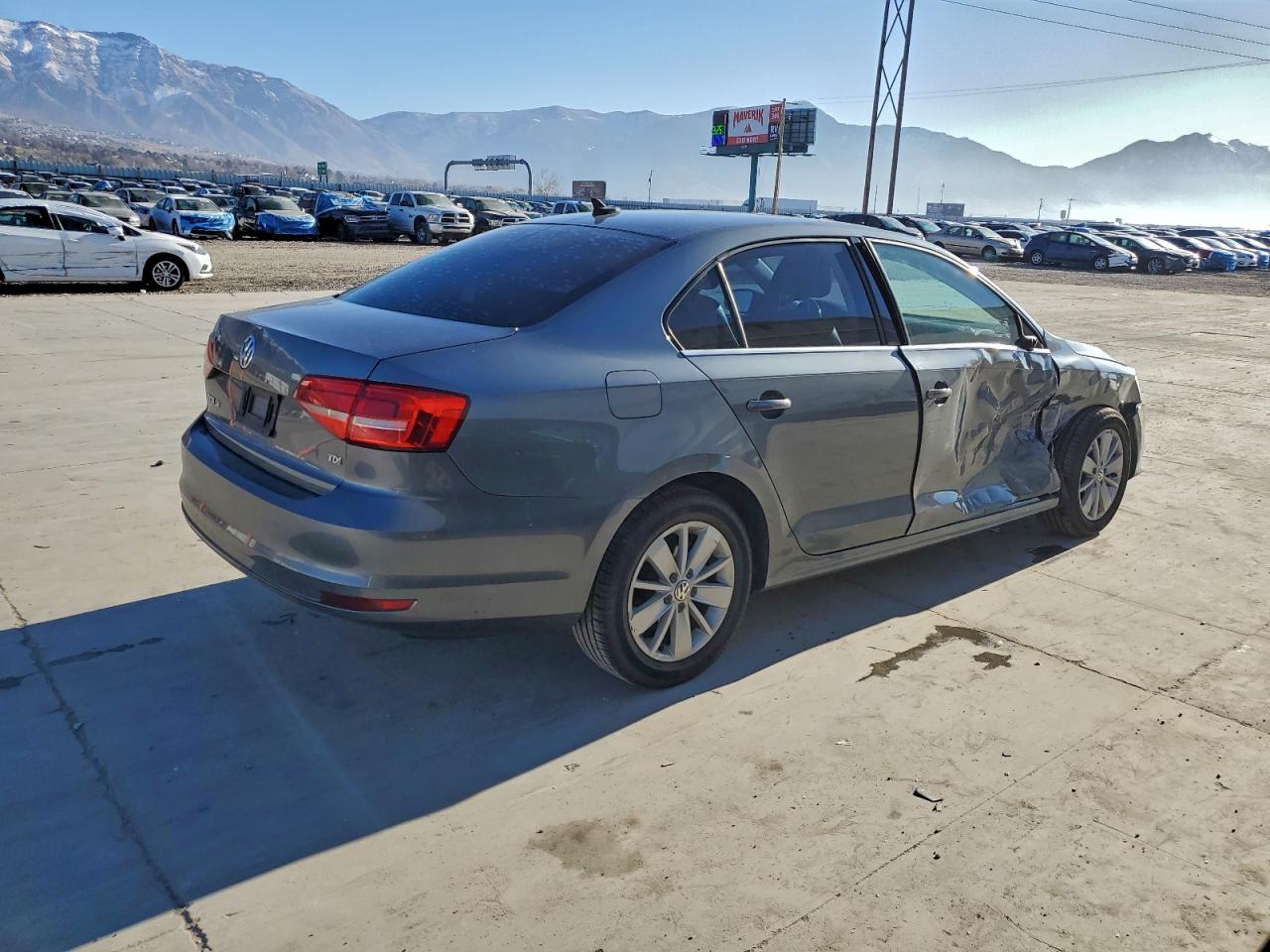 2015 VOLKSWAGEN JETTA TDI photo 3
