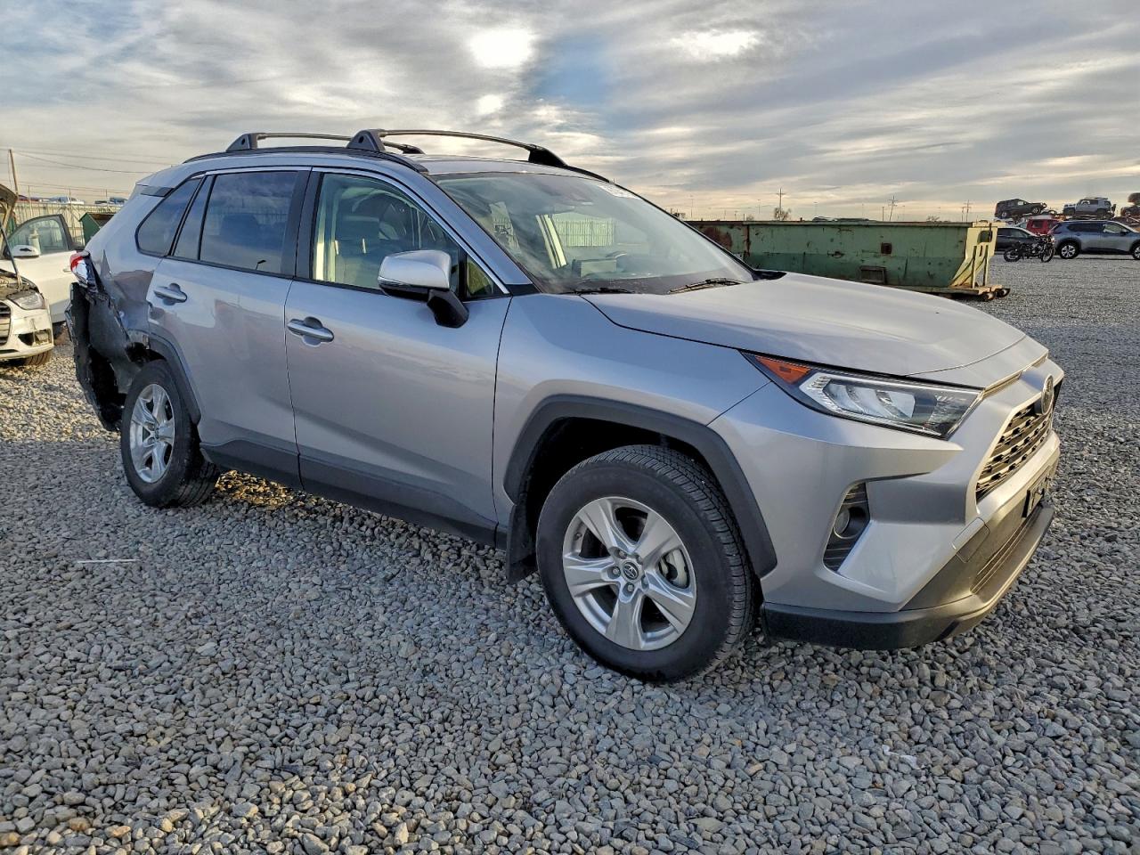 2019 TOYOTA RAV4 XLE photo 4