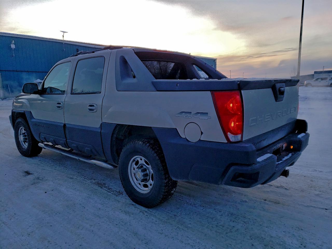 2004 CHEVROLET AVALANCHE K2500 photo 2
