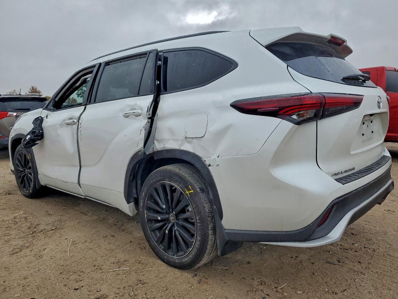 2024 TOYOTA HIGHLANDER LE photo 2