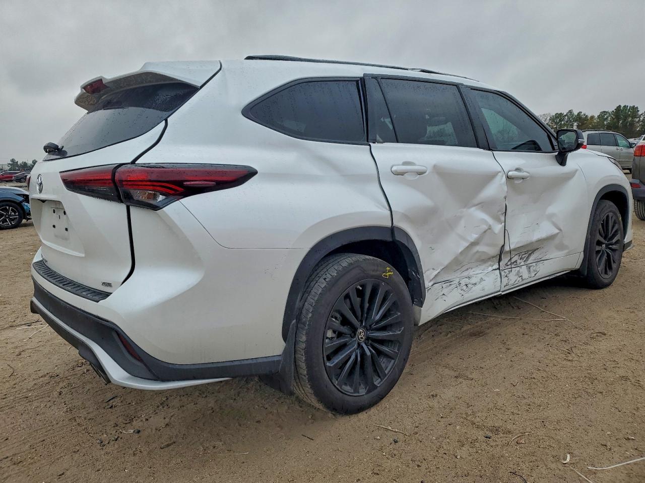 2024 TOYOTA HIGHLANDER LE photo 3