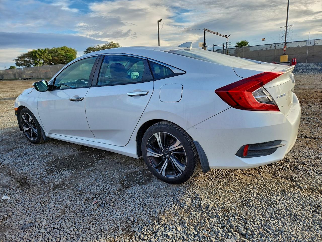 2016 HONDA CIVIC TOURING photo 3
