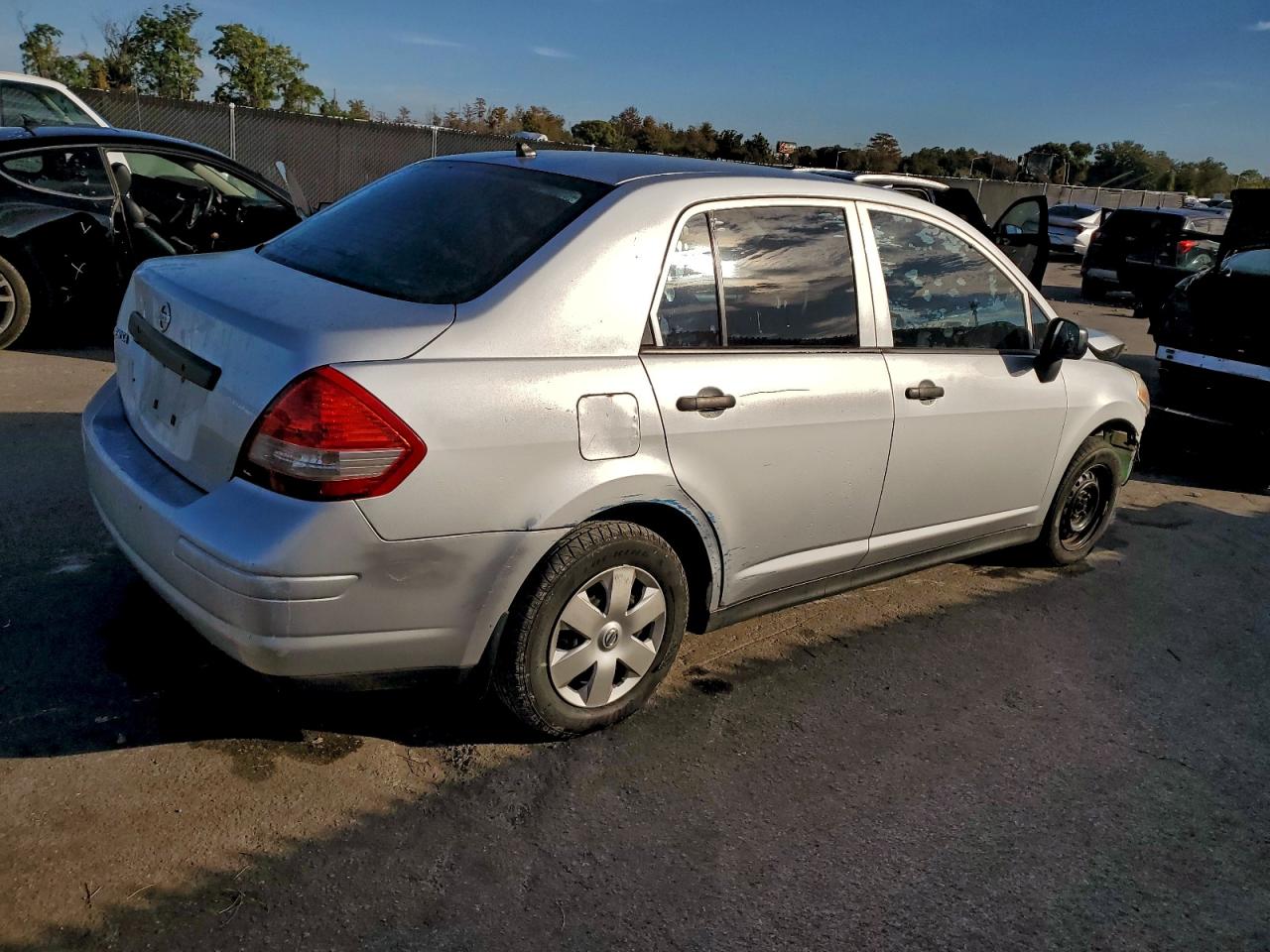 2011 NISSAN VERSA S photo 5