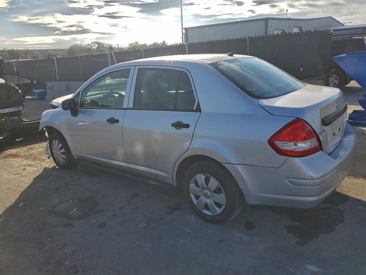 2011 NISSAN VERSA S photo 3
