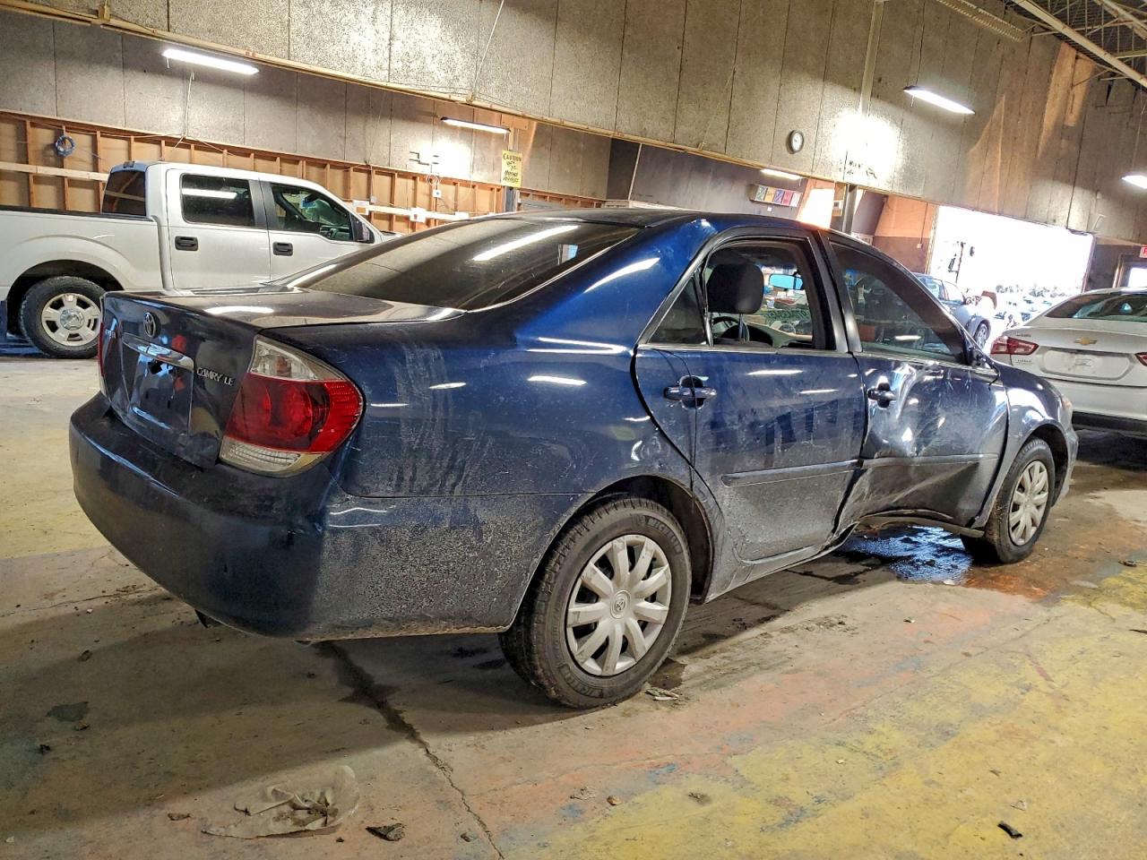 2005 TOYOTA CAMRY LE photo 3