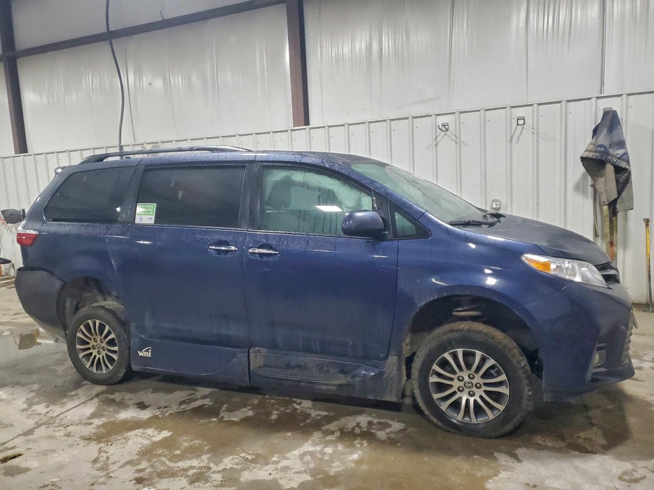 2020 TOYOTA SIENNA XLE photo 4