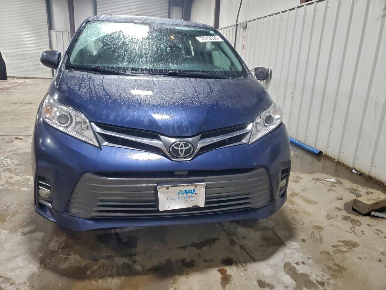 2020 TOYOTA SIENNA XLE photo 5
