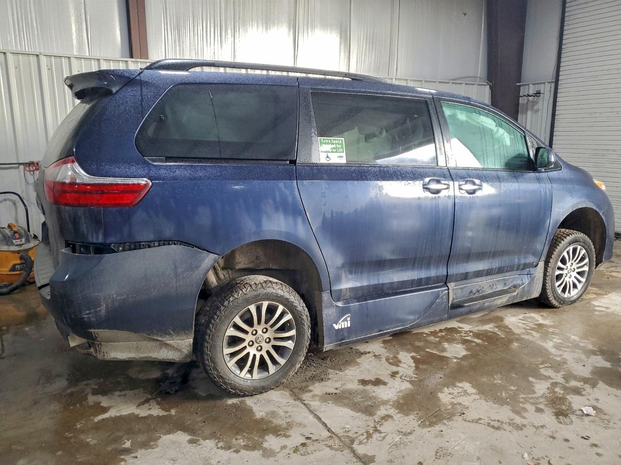 2020 TOYOTA SIENNA XLE photo 3