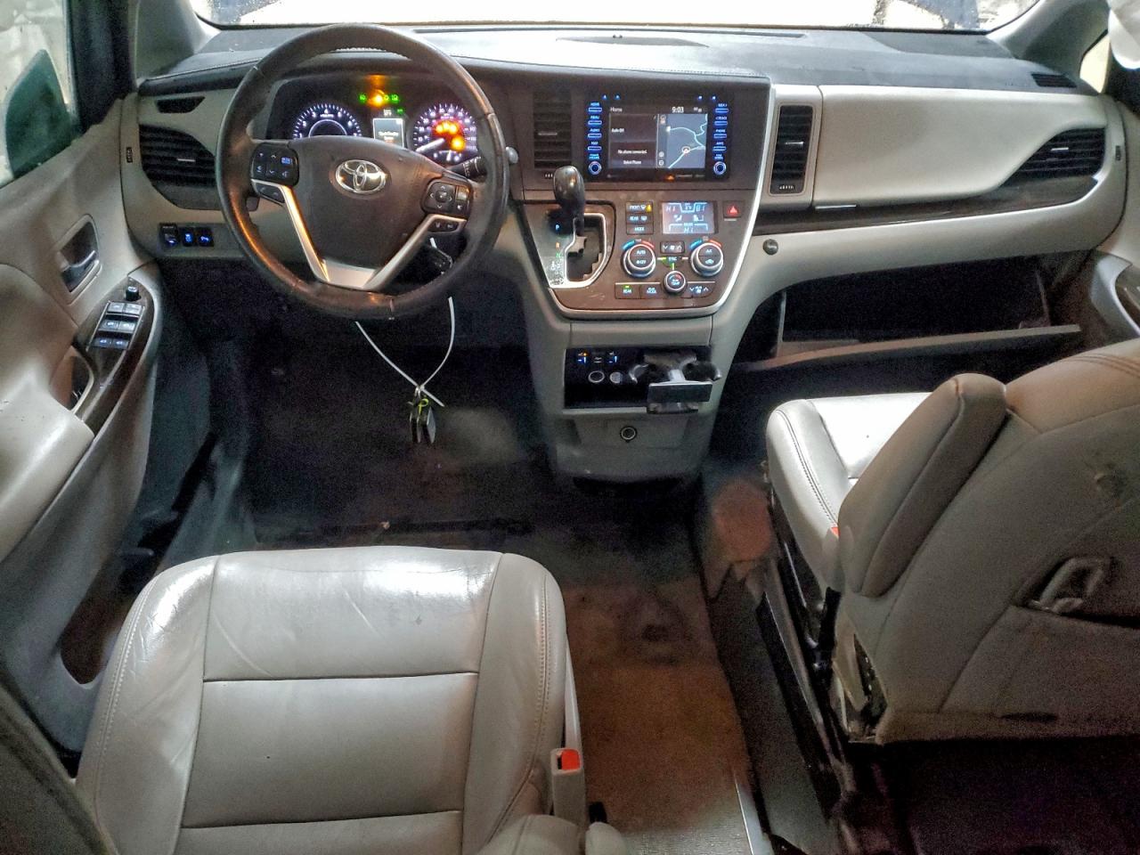2020 TOYOTA SIENNA XLE photo 8