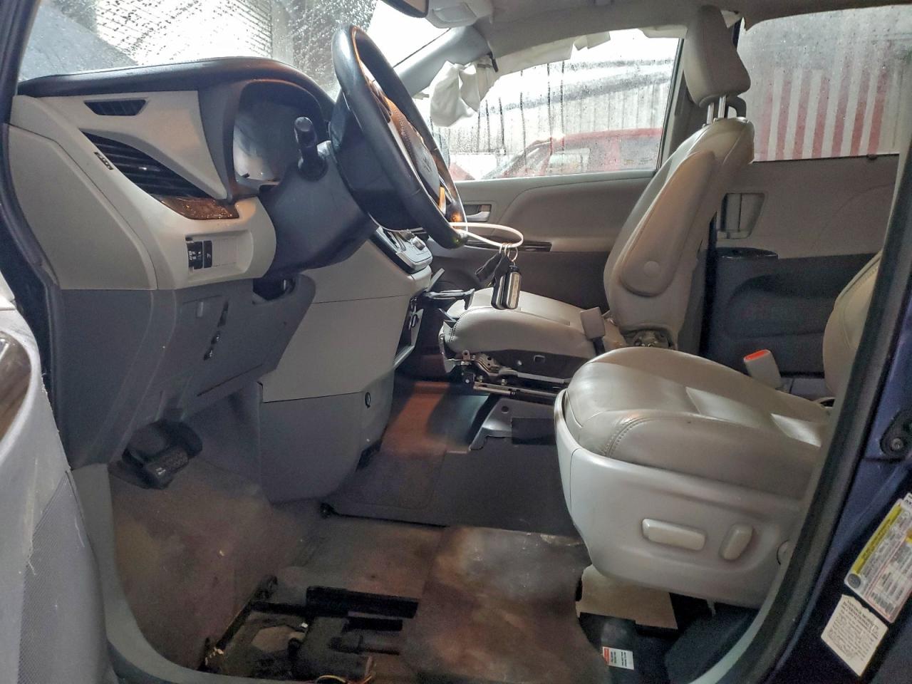 2020 TOYOTA SIENNA XLE photo 7