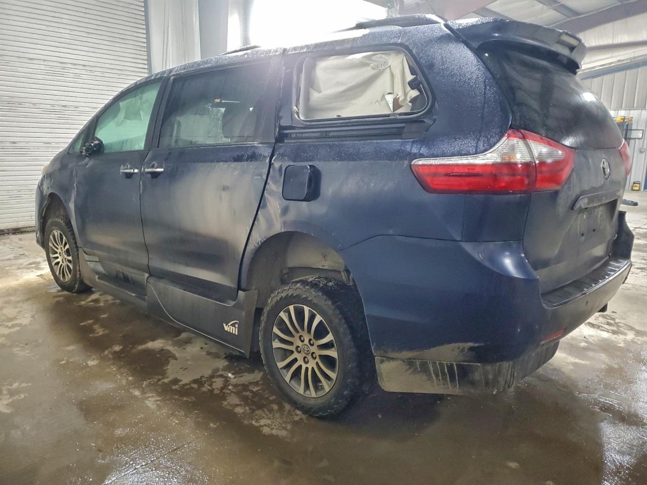2020 TOYOTA SIENNA XLE photo 2