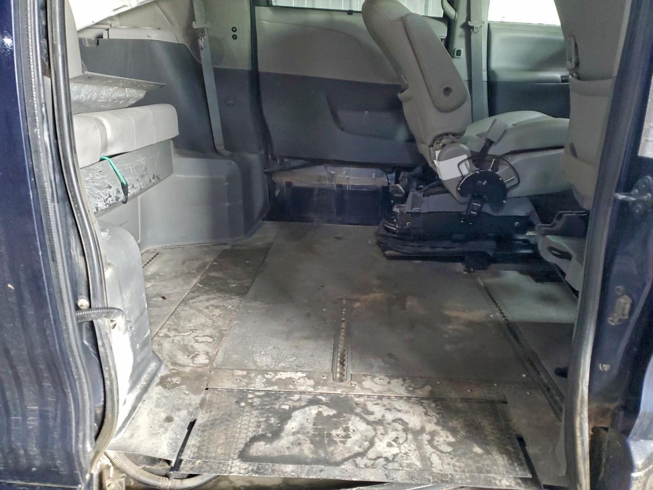 2020 TOYOTA SIENNA XLE photo 11
