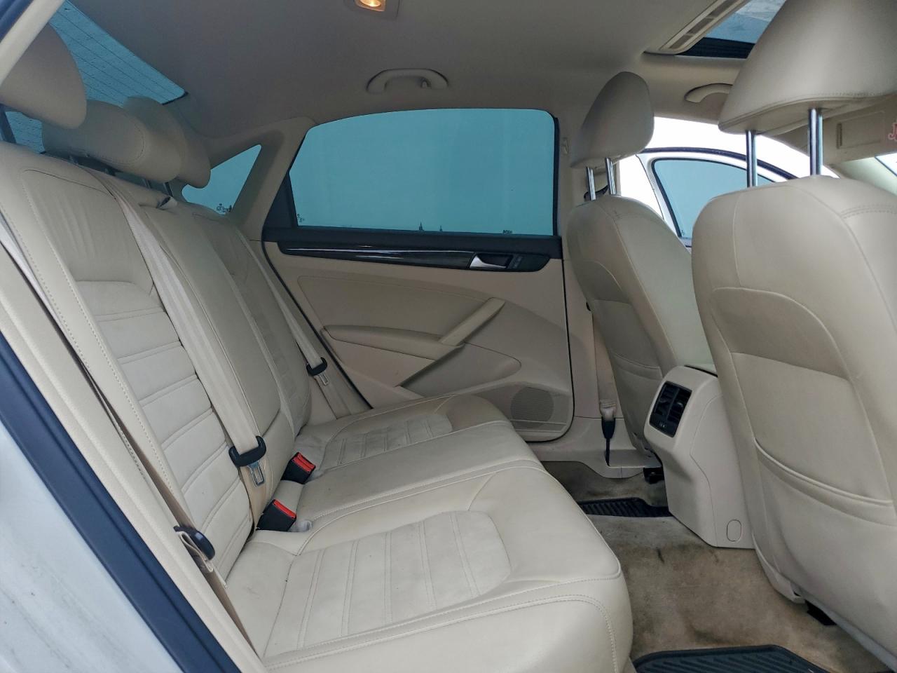 2015 VOLKSWAGEN PASSAT SEL photo 19