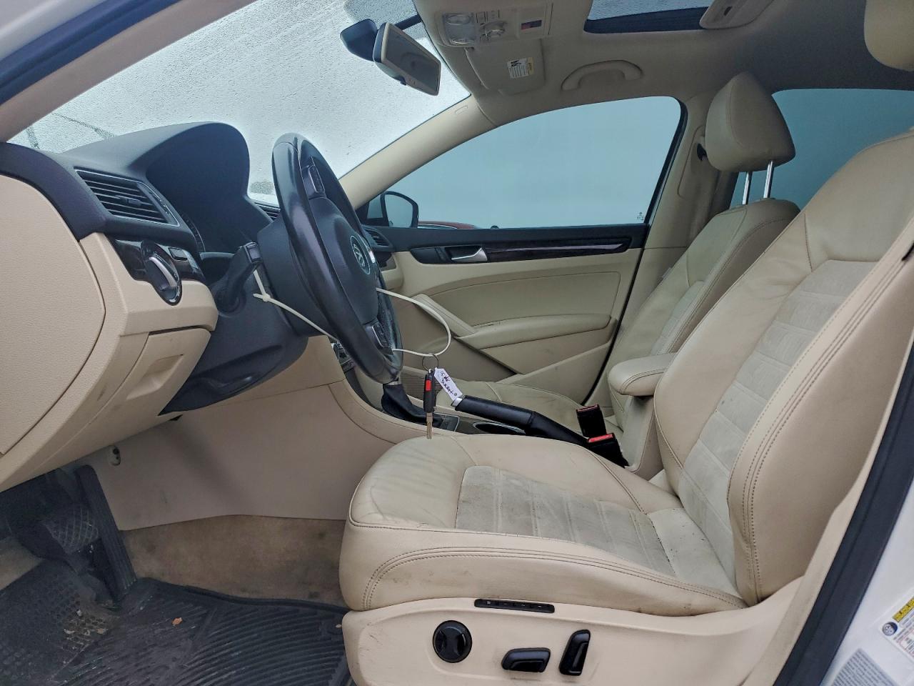 2015 VOLKSWAGEN PASSAT SEL photo 13
