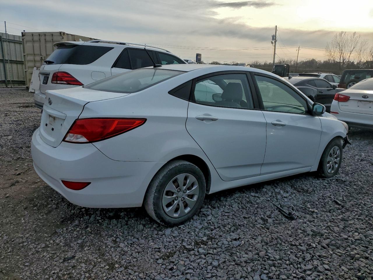 2017 HYUNDAI ACCENT SE photo 3