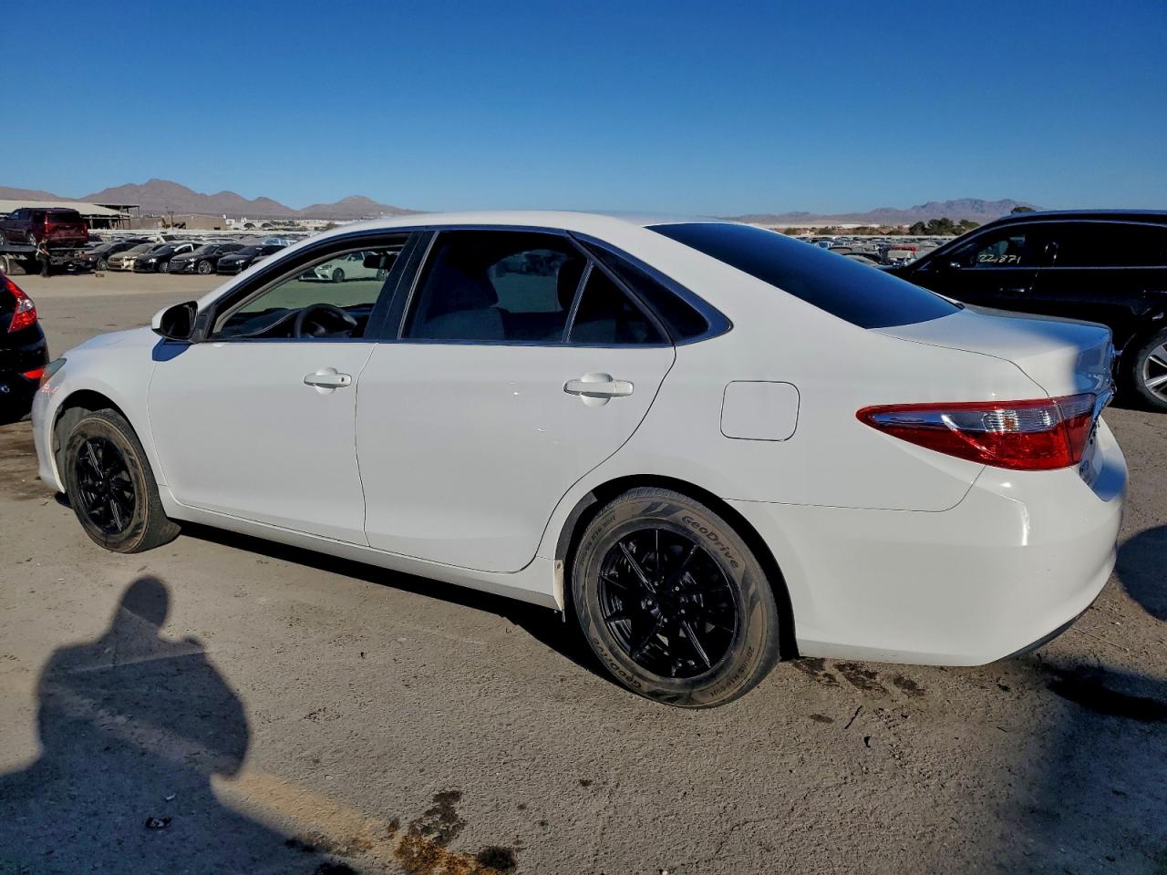 2017 TOYOTA CAMRY LE photo 4