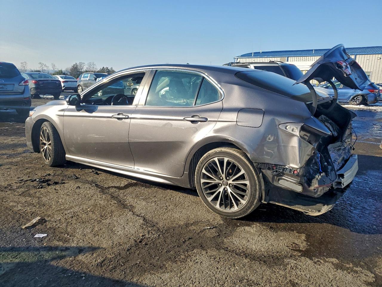 2018 TOYOTA CAMRY L photo 3