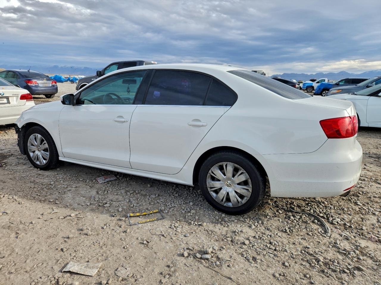 2013 VOLKSWAGEN JETTA SE photo 2