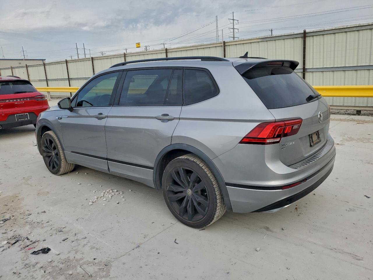 2021 VOLKSWAGEN TIGUAN SE photo 2