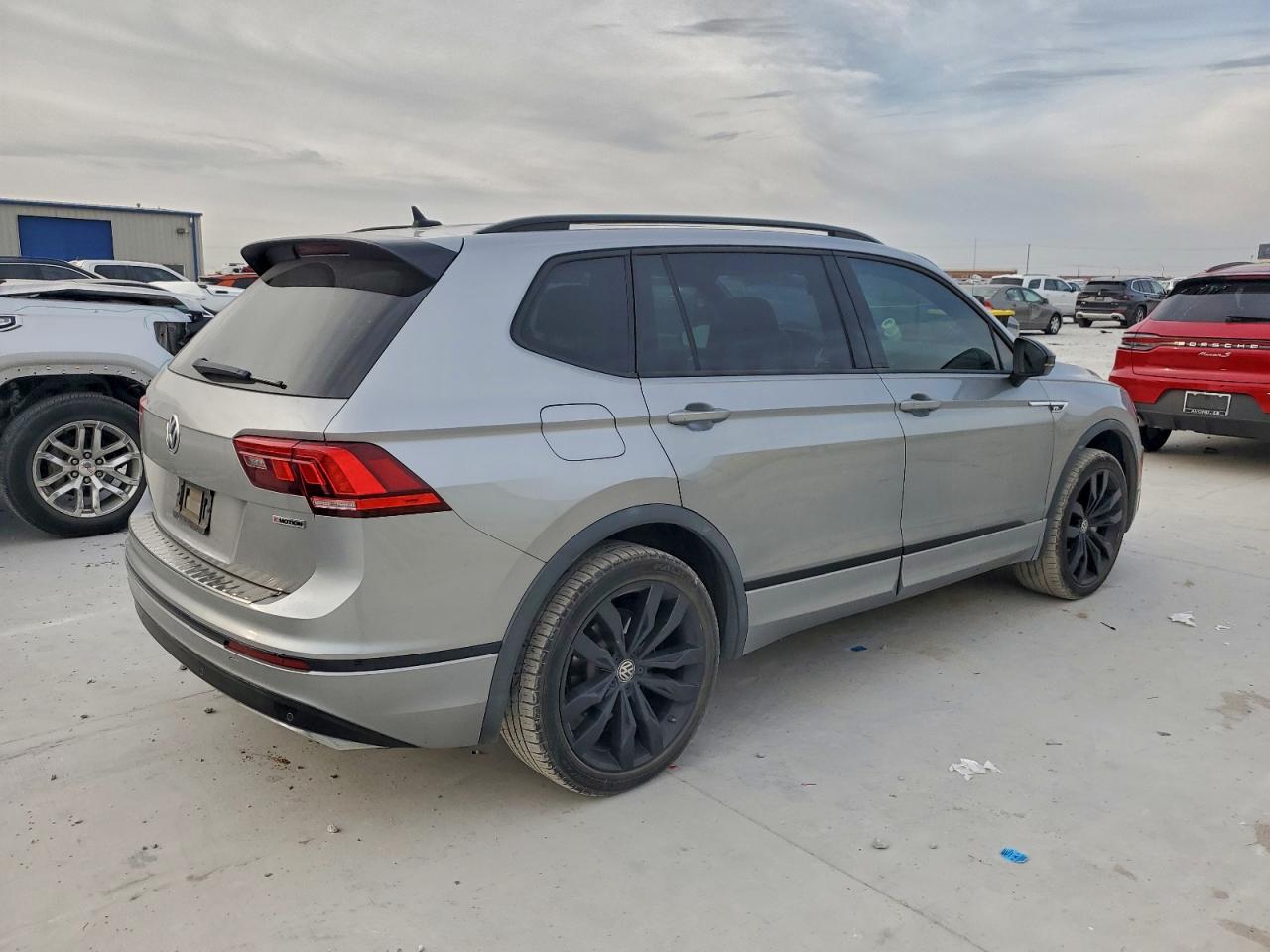 2021 VOLKSWAGEN TIGUAN SE photo 3