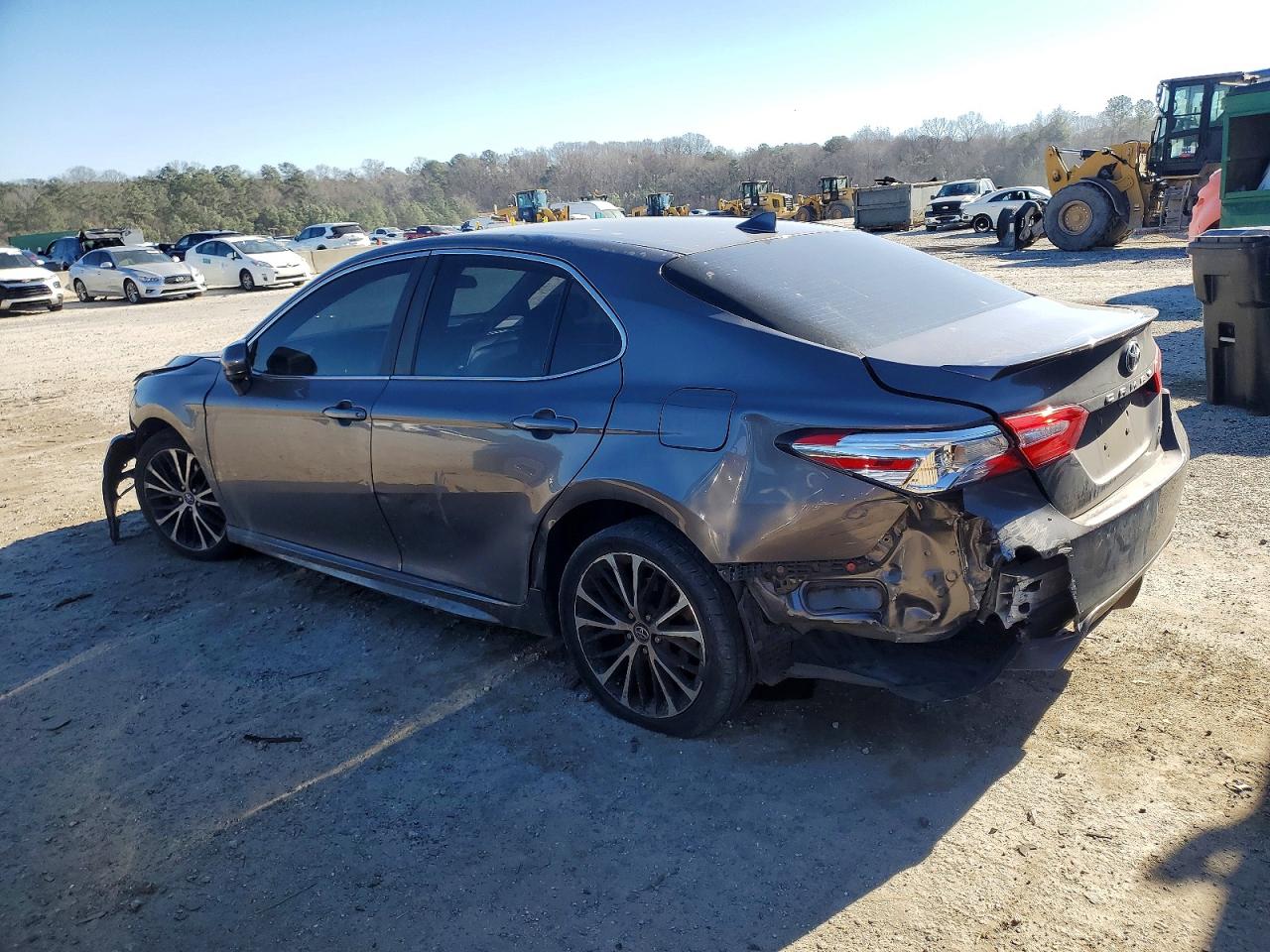 2020 TOYOTA CAMRY SE photo 3