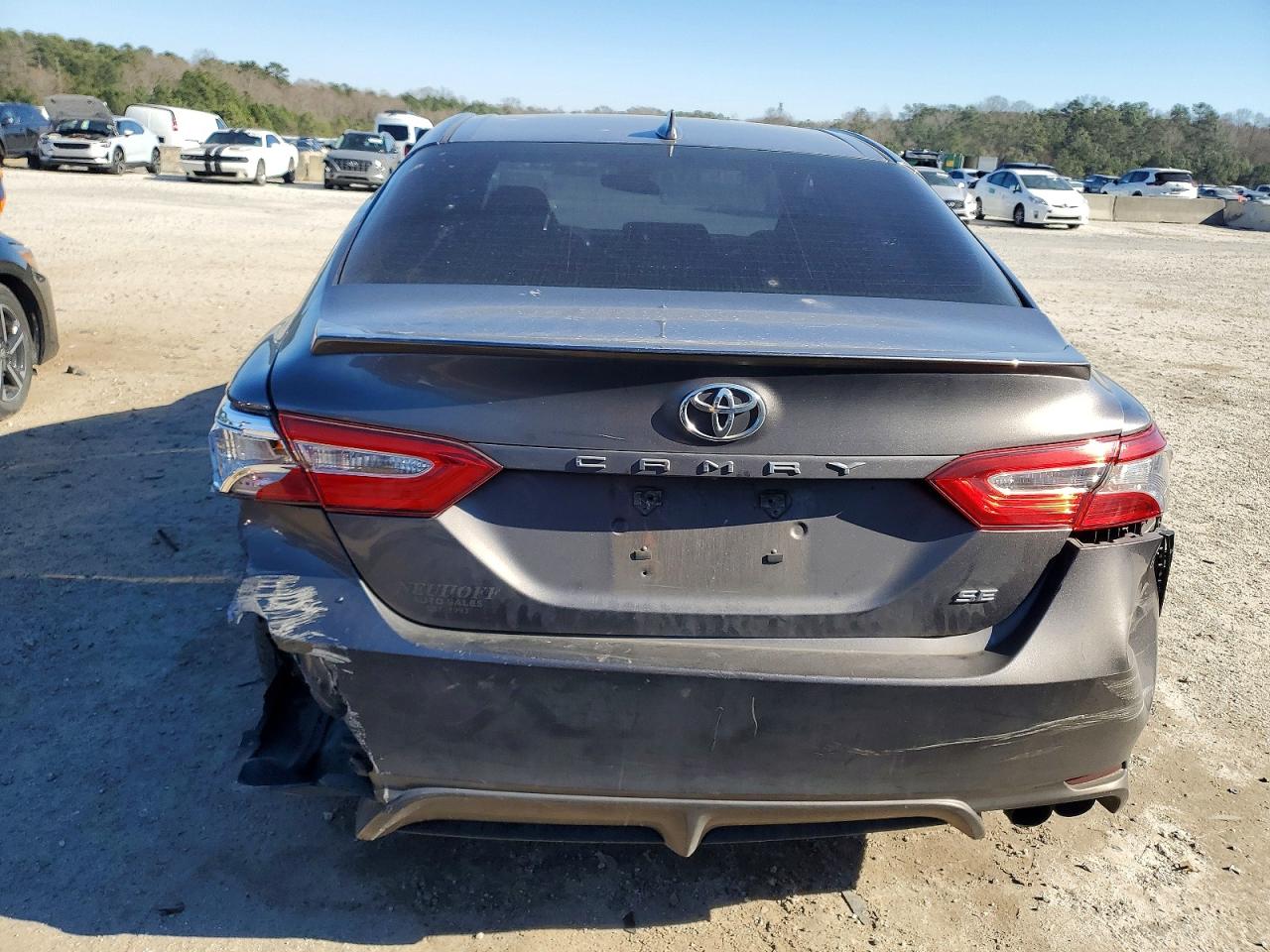 2020 TOYOTA CAMRY SE photo 11