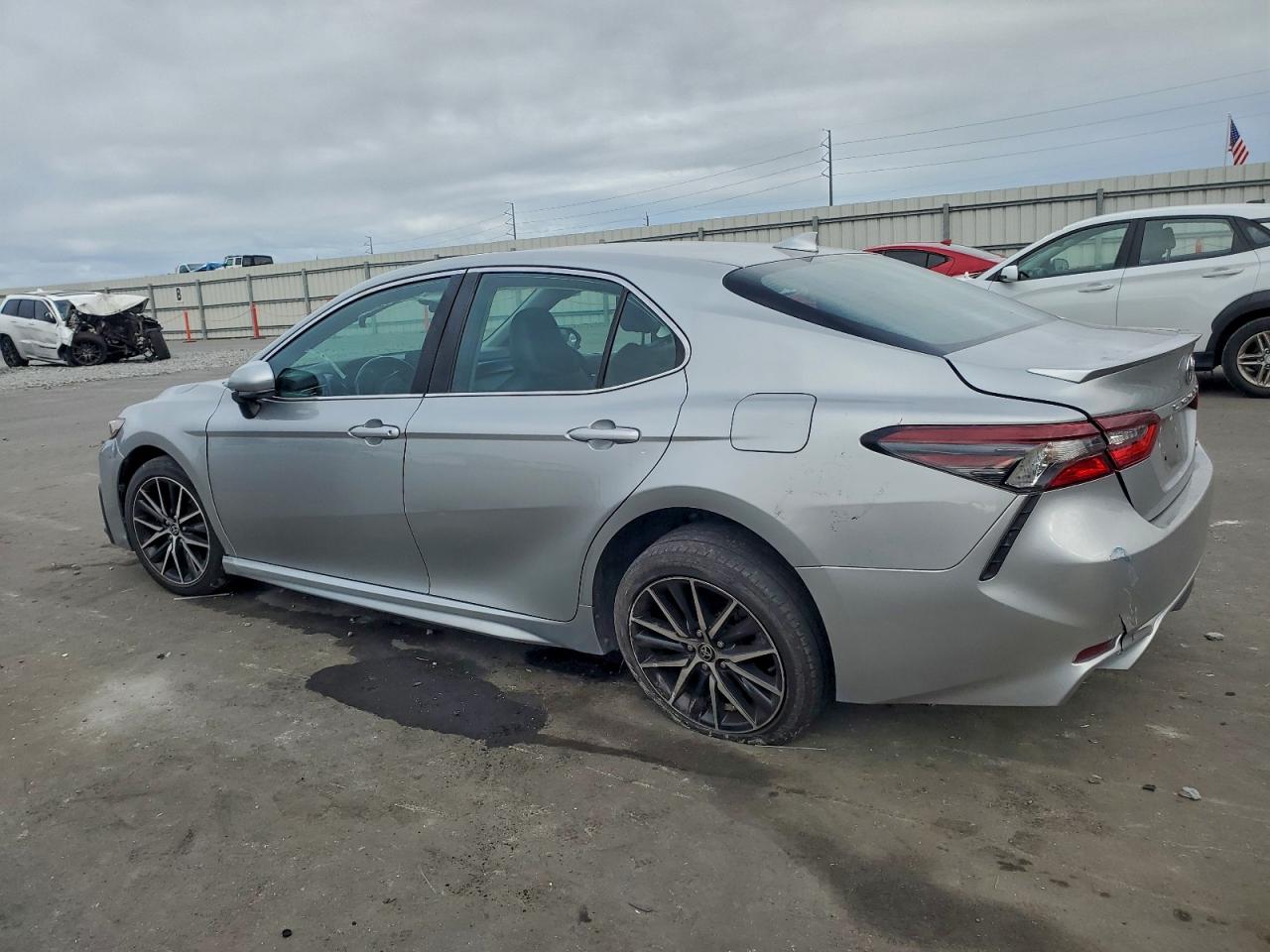 2021 TOYOTA CAMRY SE photo 3