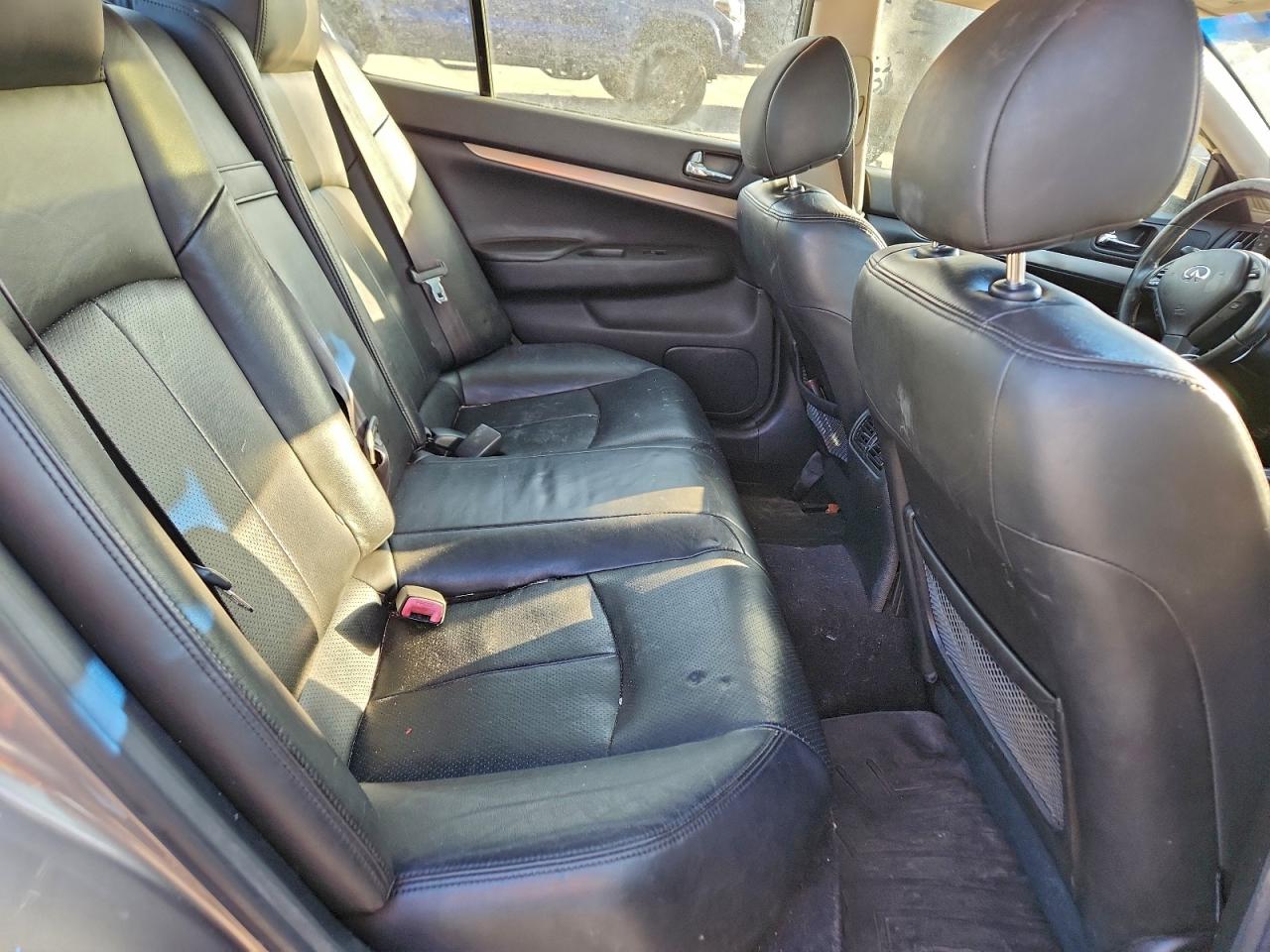 2011 INFINITI G37 photo 19
