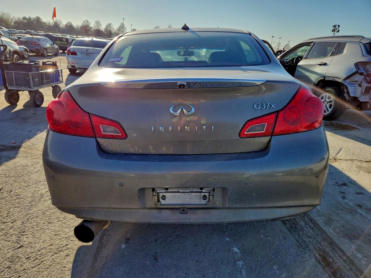 2011 INFINITI G37 photo 11