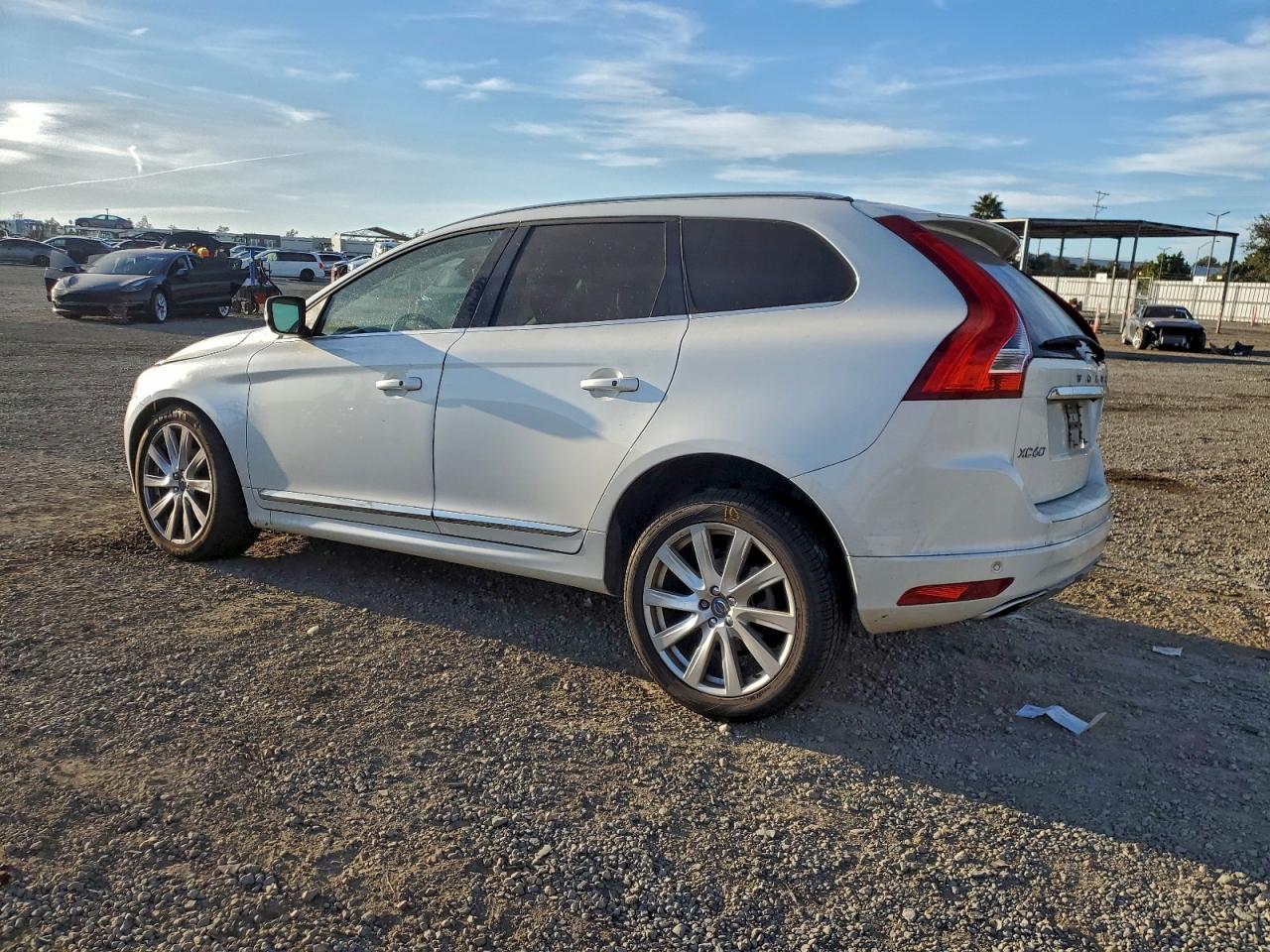 2017 VOLVO XC60 T5 INSCRIPTION photo 4