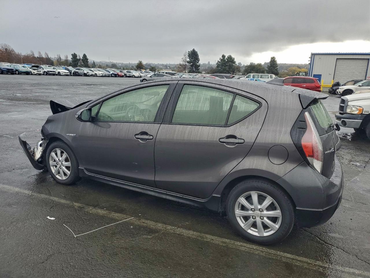 2017 TOYOTA PRIUS C photo 2