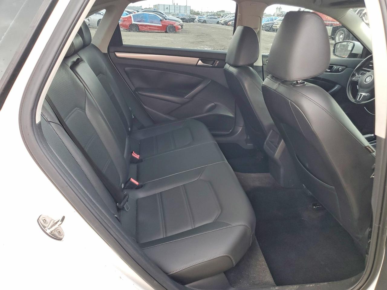 2015 VOLKSWAGEN PASSAT S photo 10