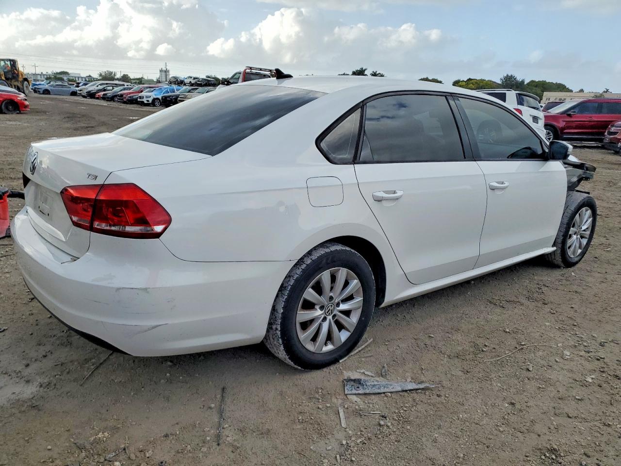 2015 VOLKSWAGEN PASSAT S photo 3