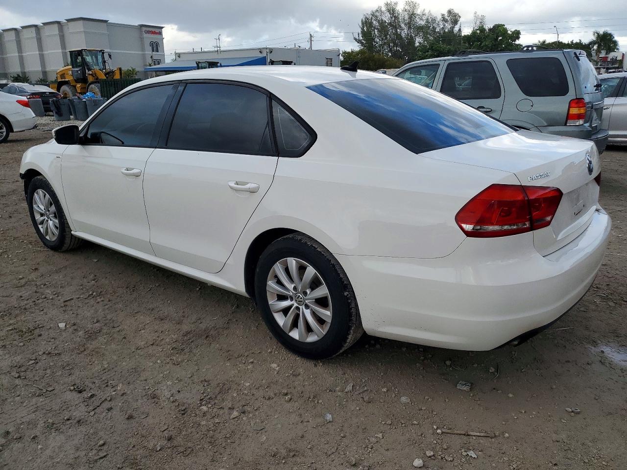2015 VOLKSWAGEN PASSAT S photo 2