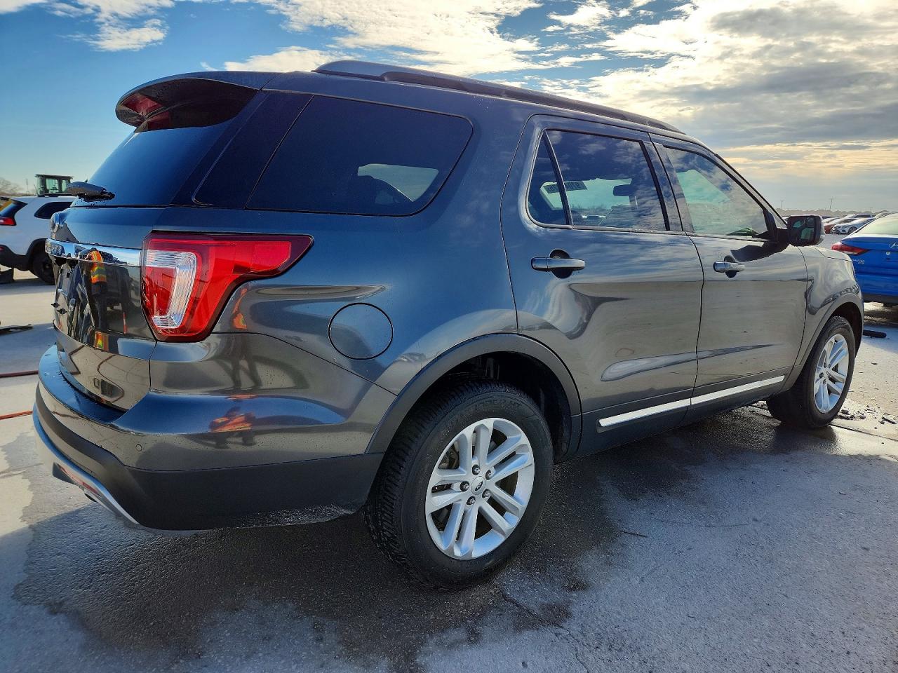 2017 FORD EXPLORER XLT photo 3