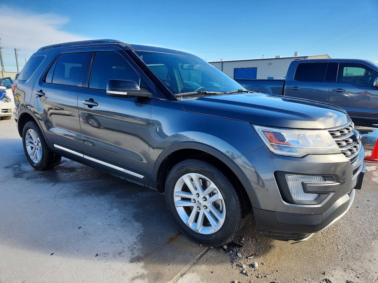 2017 FORD EXPLORER XLT photo 4