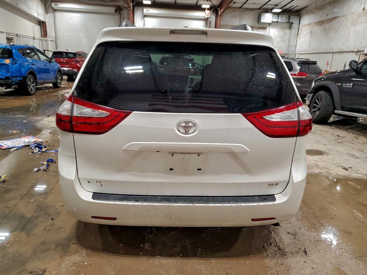 2016 TOYOTA SIENNA XLE photo 6