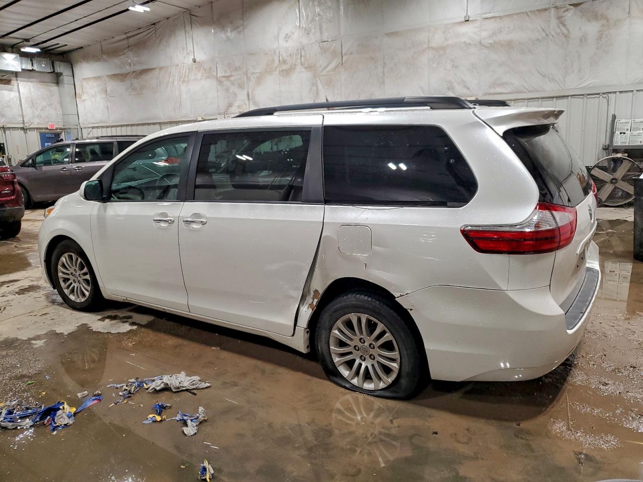 2016 TOYOTA SIENNA XLE photo 2