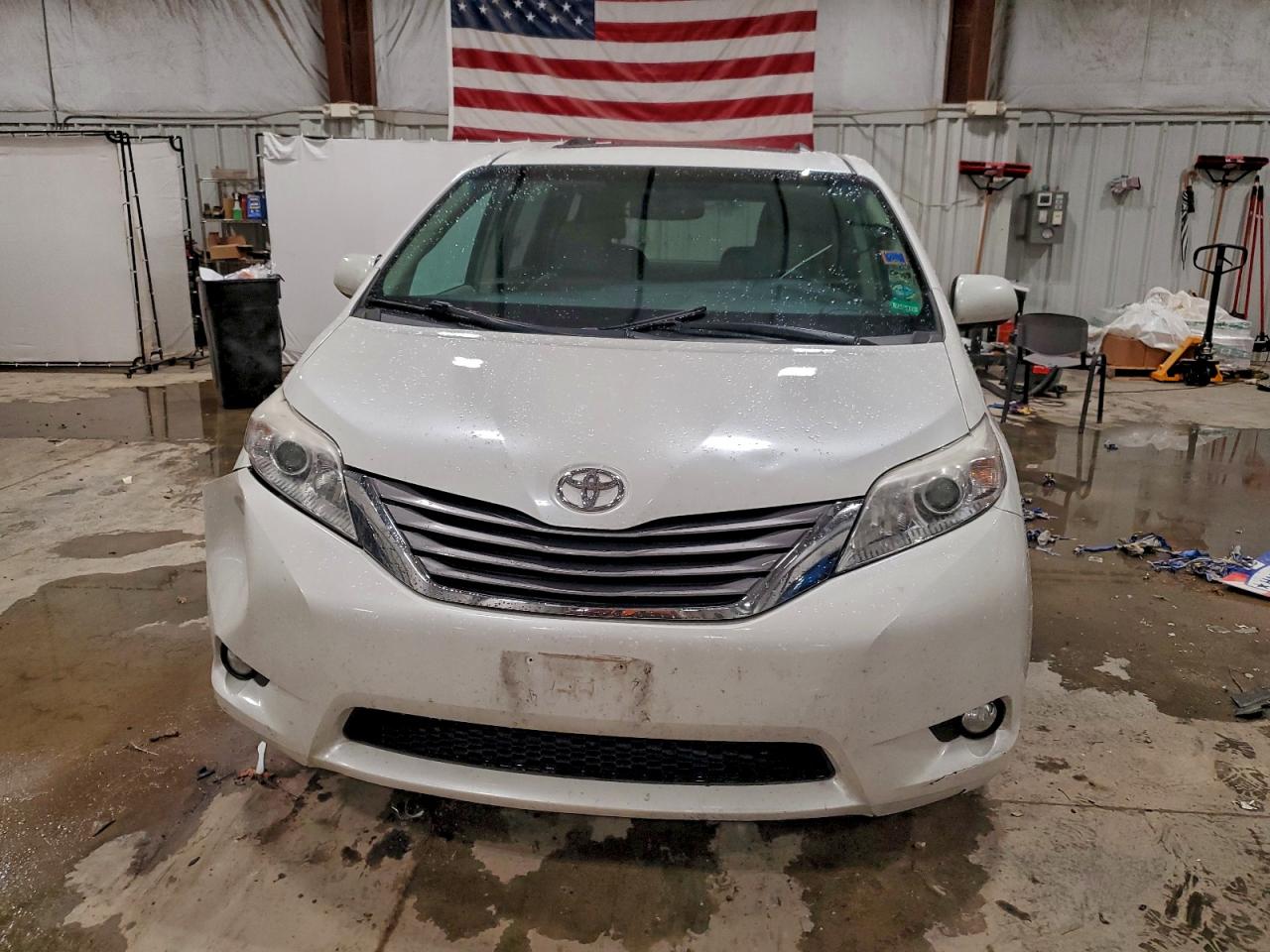 2016 TOYOTA SIENNA XLE photo 5