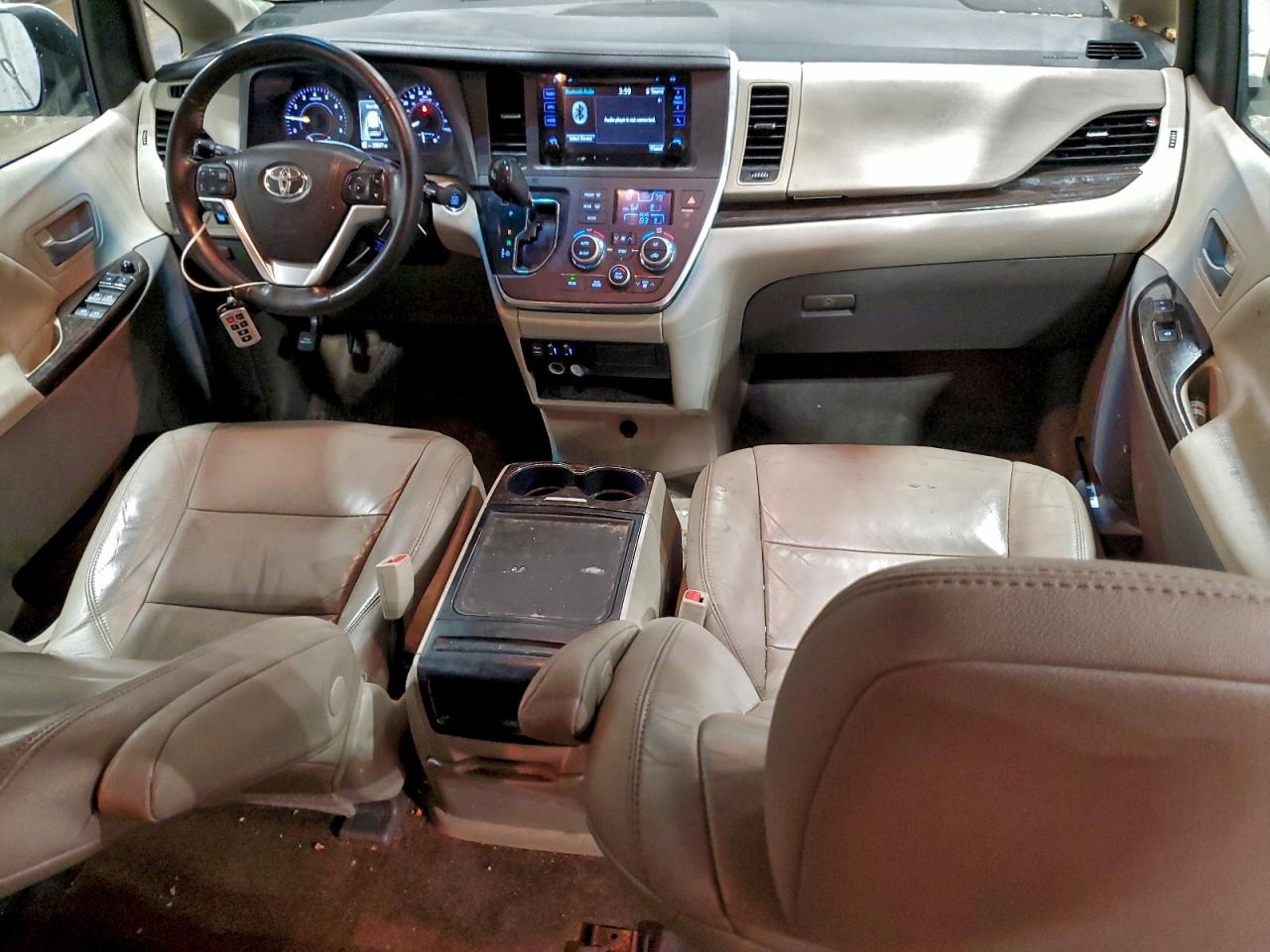 2016 TOYOTA SIENNA XLE photo 8