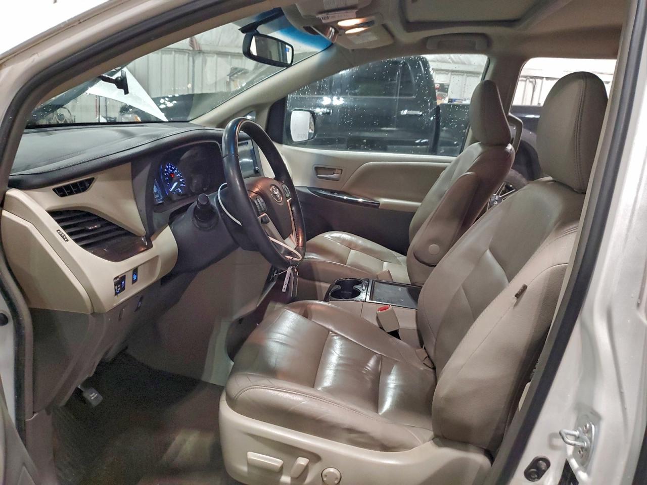 2016 TOYOTA SIENNA XLE photo 7