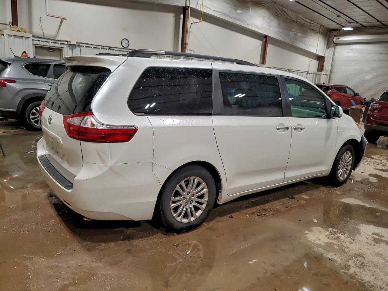 2016 TOYOTA SIENNA XLE photo 3
