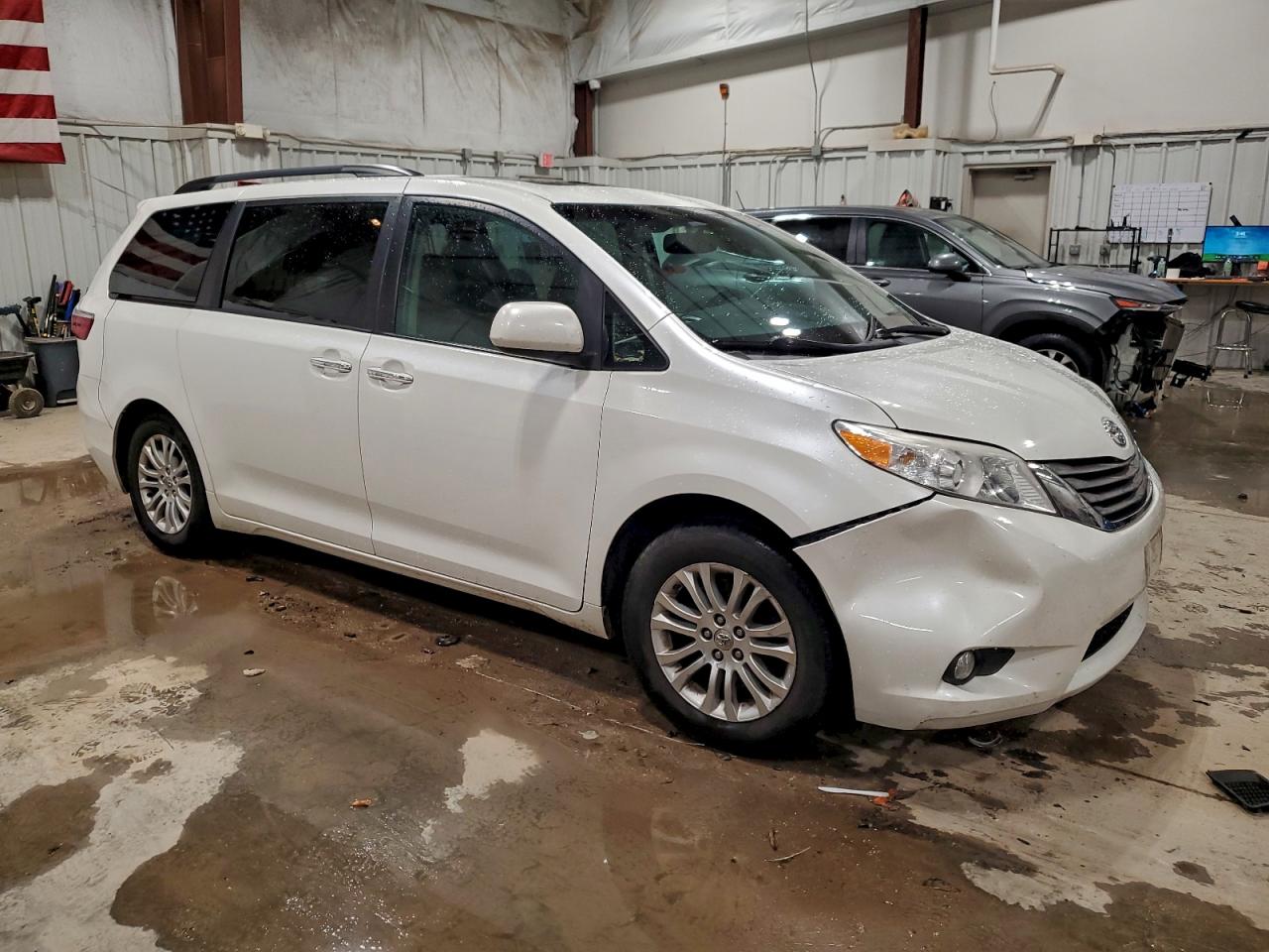 2016 TOYOTA SIENNA XLE photo 4