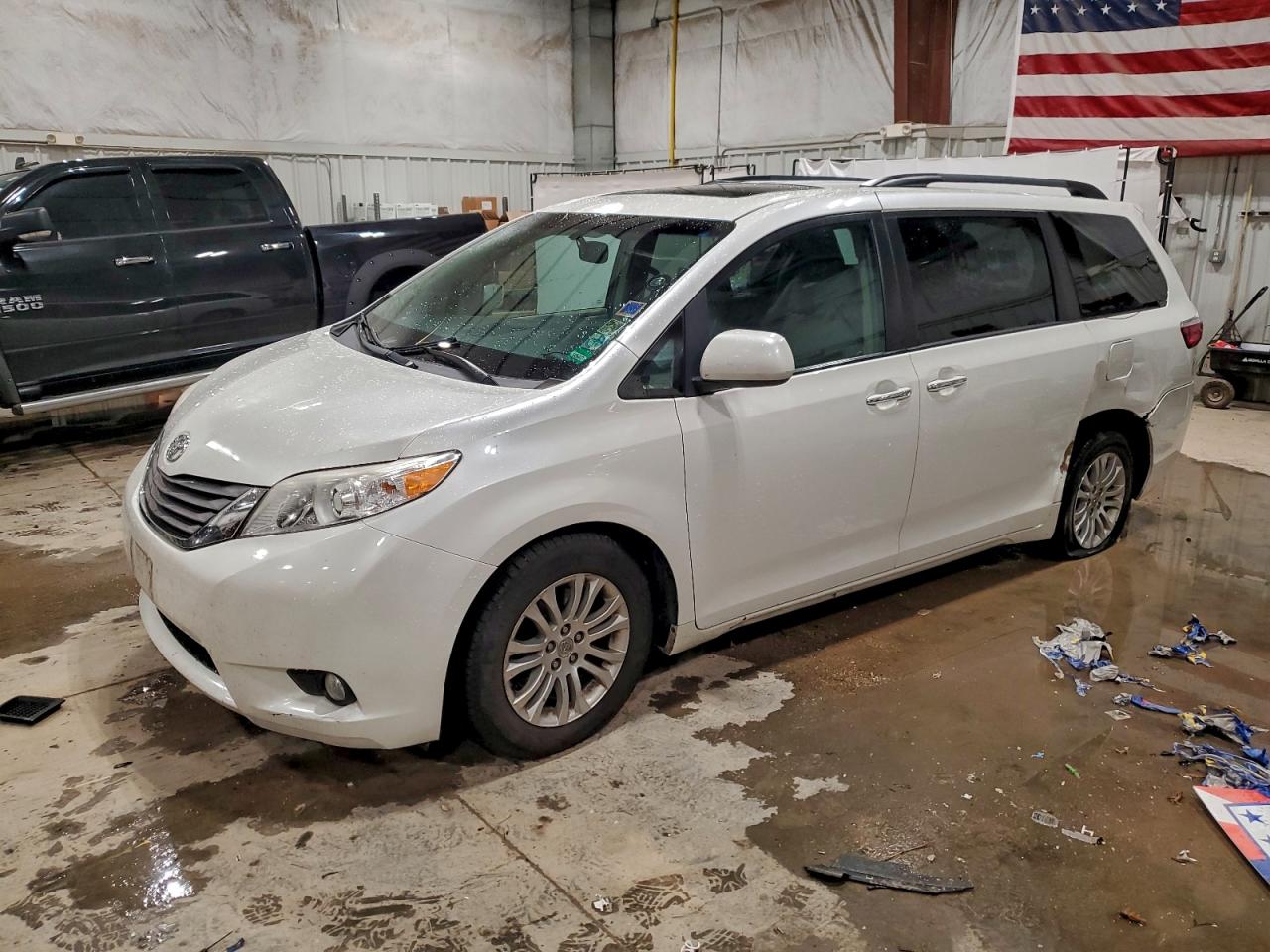 2016 TOYOTA SIENNA