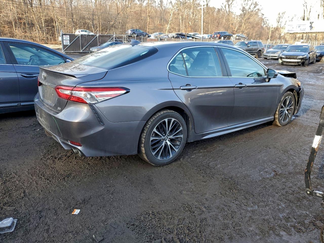 2020 TOYOTA CAMRY SE photo 3
