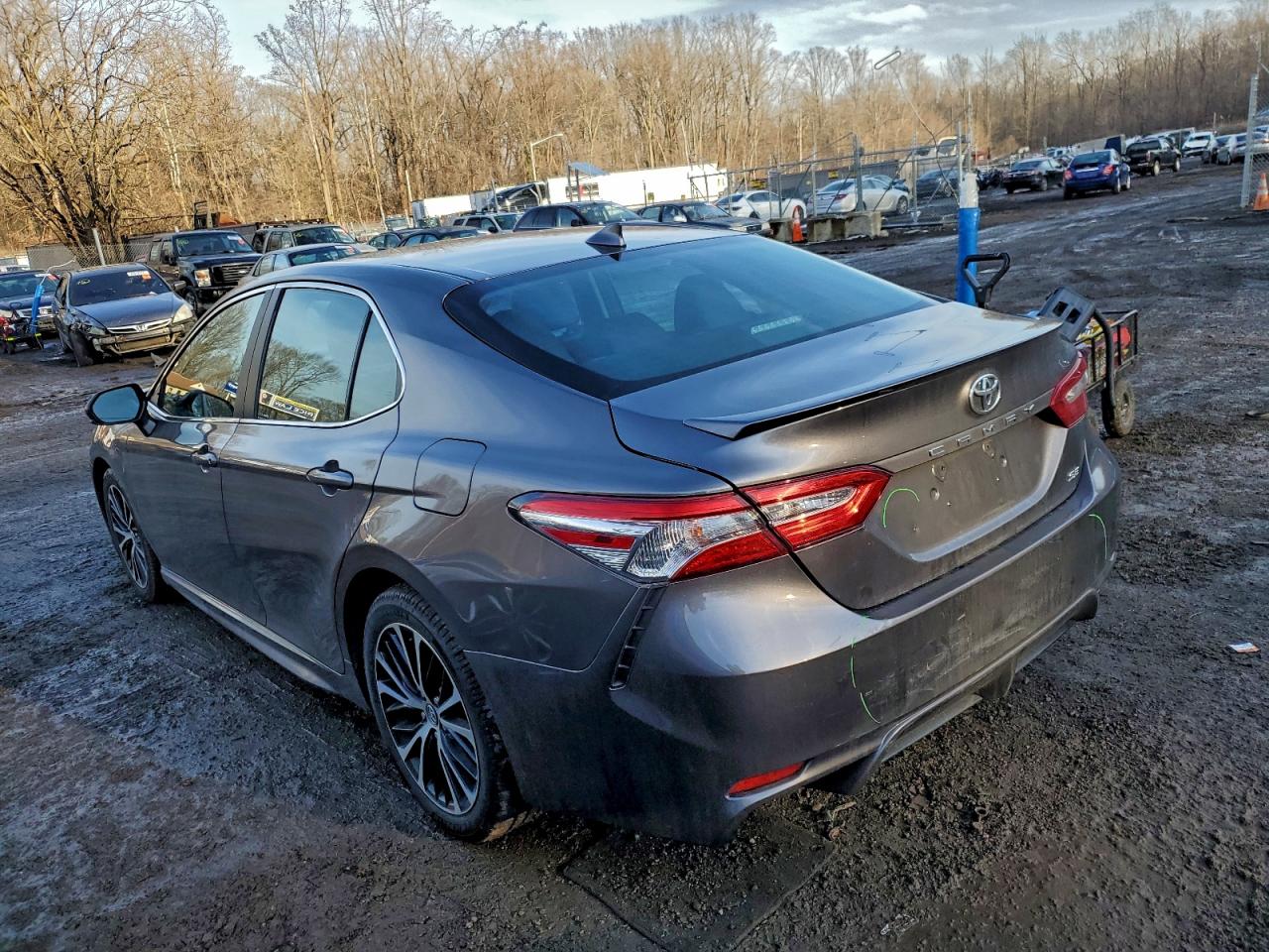 2020 TOYOTA CAMRY SE photo 2